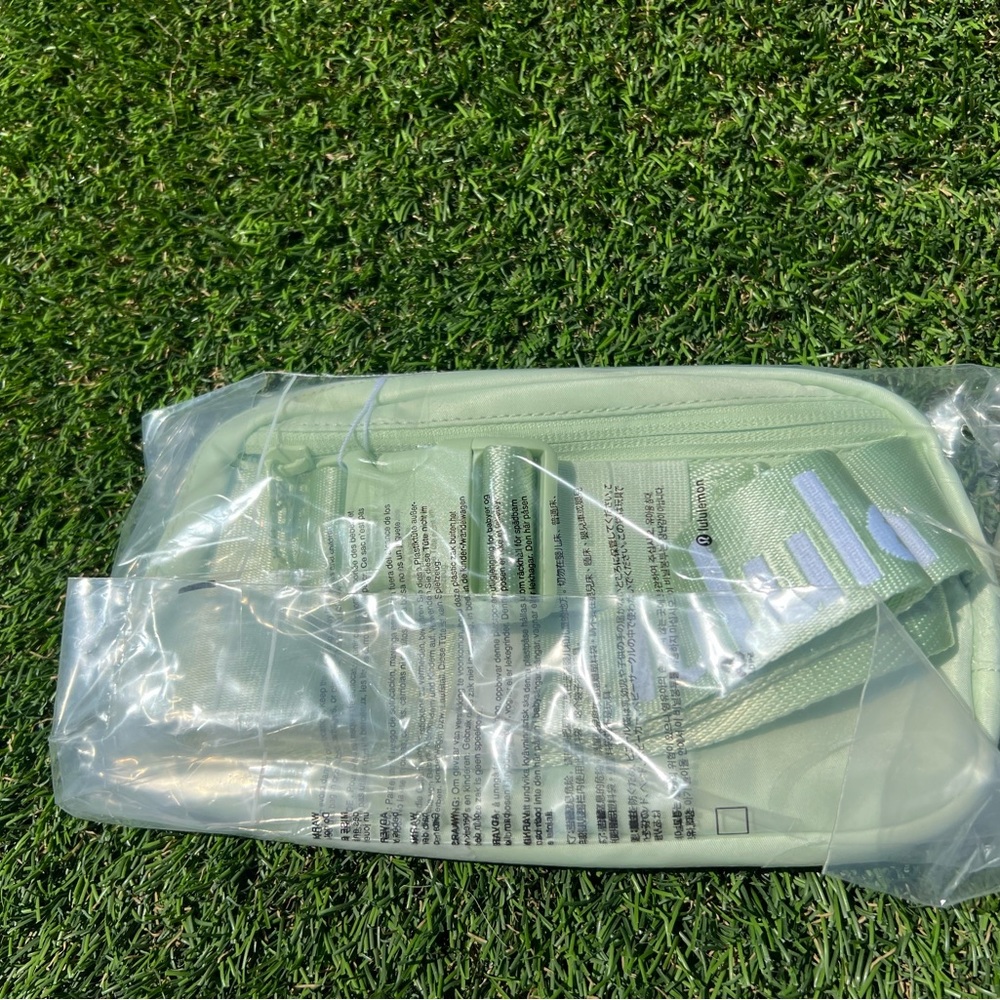 NEW LULULEMON EVERYWHERE BELT BAG KOHLRABI GREEN/WHITE - Picture 8 of 8
